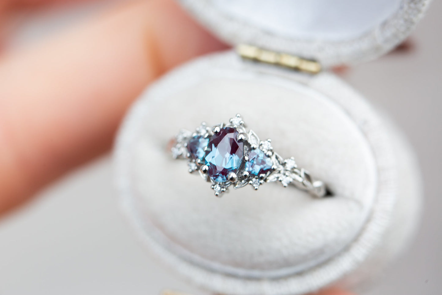 [Oramore Jewelry]Briar rose three stone with oval alexandrite and alexandrite side stones