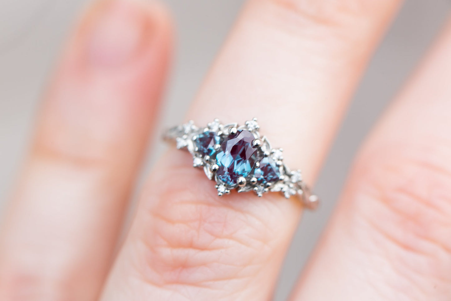 [Oramore Jewelry]Briar rose three stone with oval alexandrite and alexandrite side stones