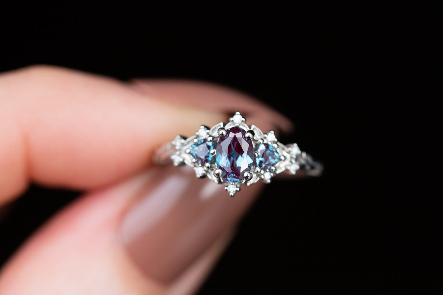 [Oramore Jewelry]Briar rose three stone with oval alexandrite and alexandrite side stones