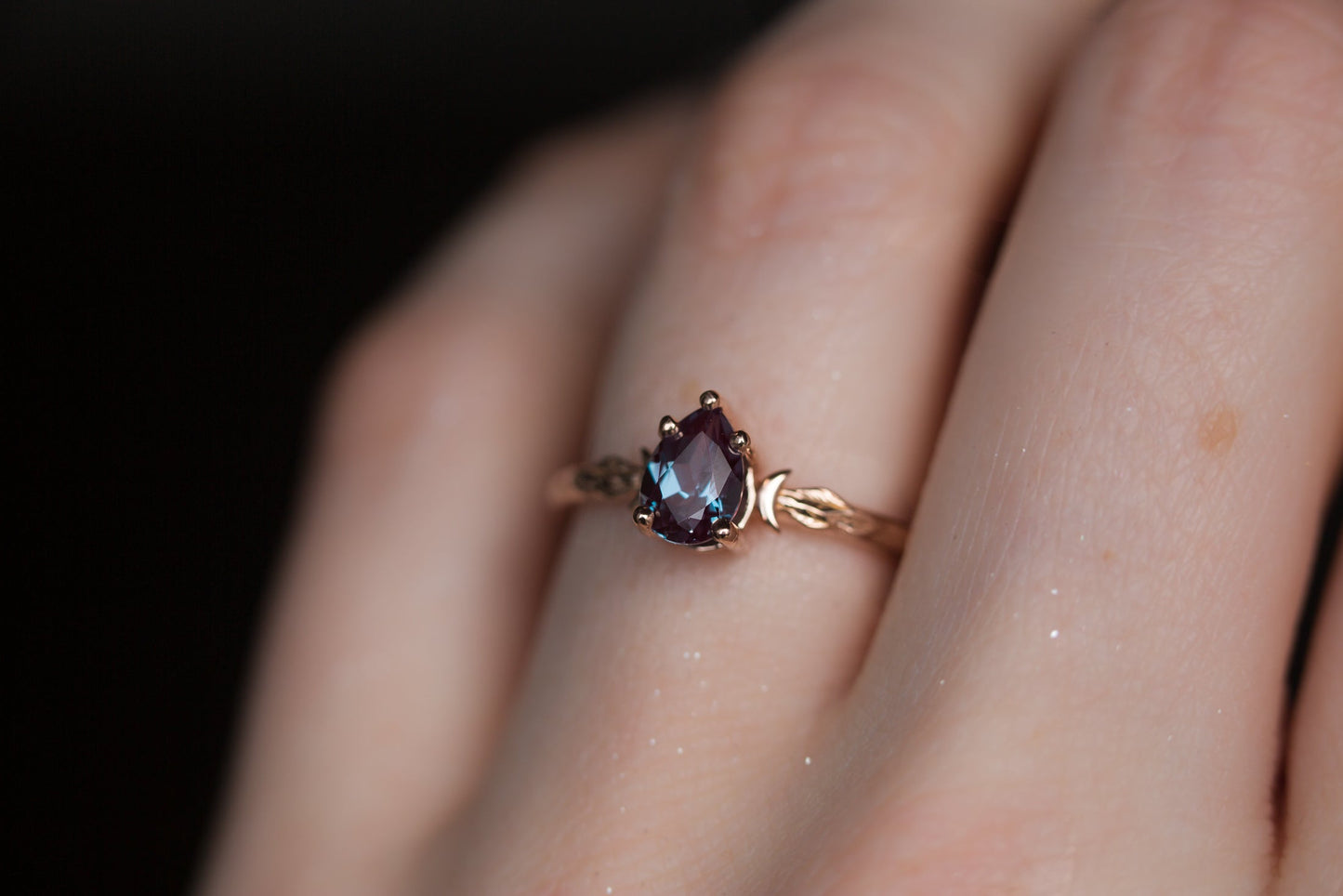 [Oramore Jewelry]Pear alexandrite crescent moon leaf ring