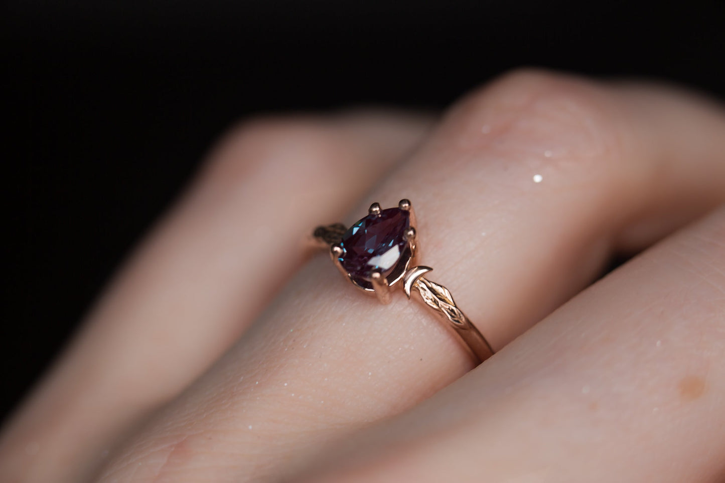 [Oramore Jewelry]Pear alexandrite crescent moon leaf ring