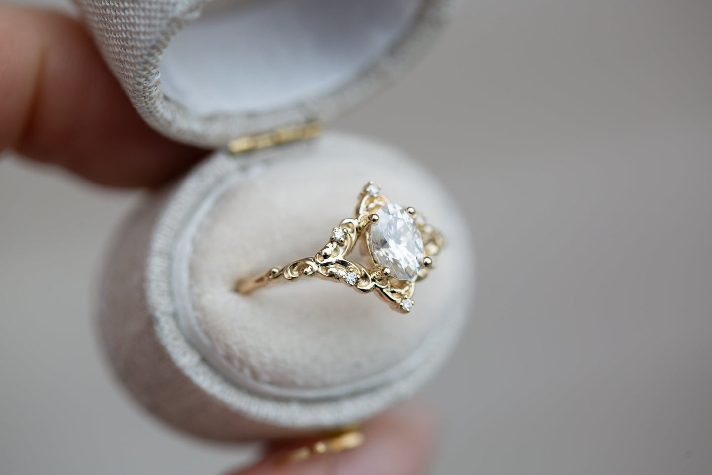 [Oramore Jewelry]The Aurora setting with oval moissanite