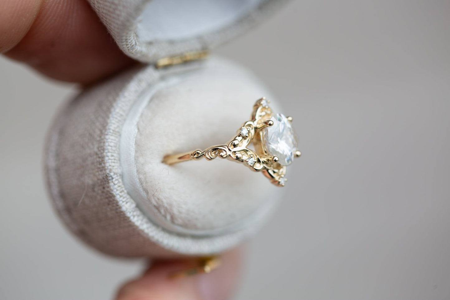 [Oramore Jewelry]The Aurora setting with oval moissanite