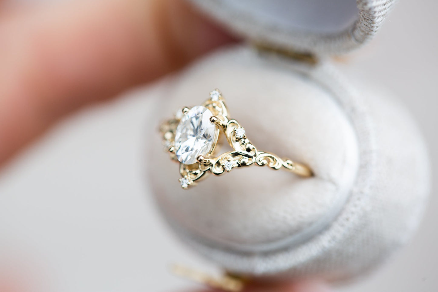 [Oramore Jewelry]The Aurora setting with oval moissanite