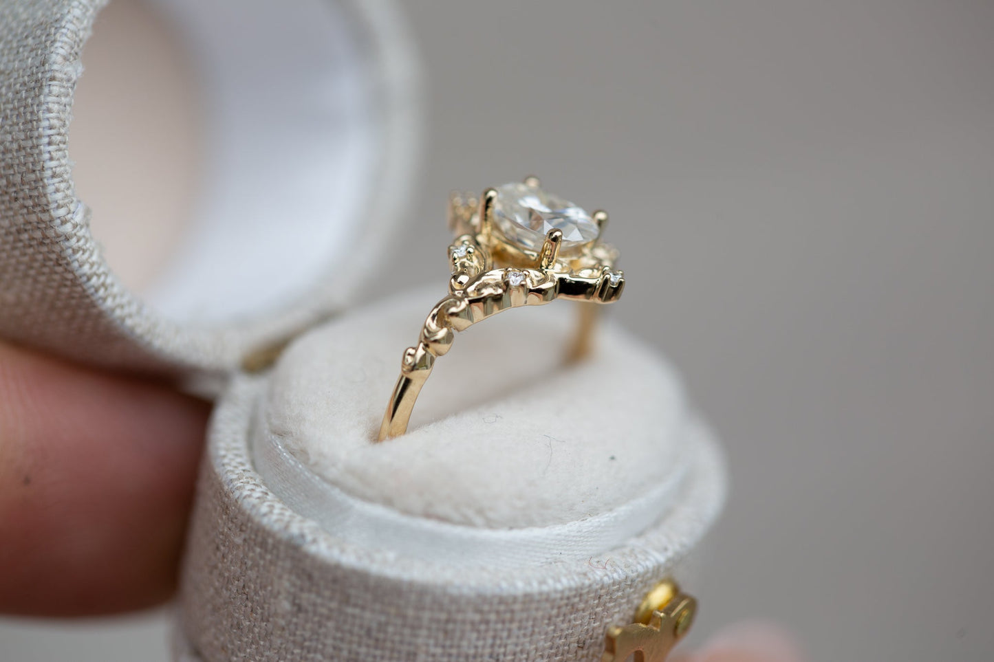 [Oramore Jewelry]The Aurora setting with oval moissanite