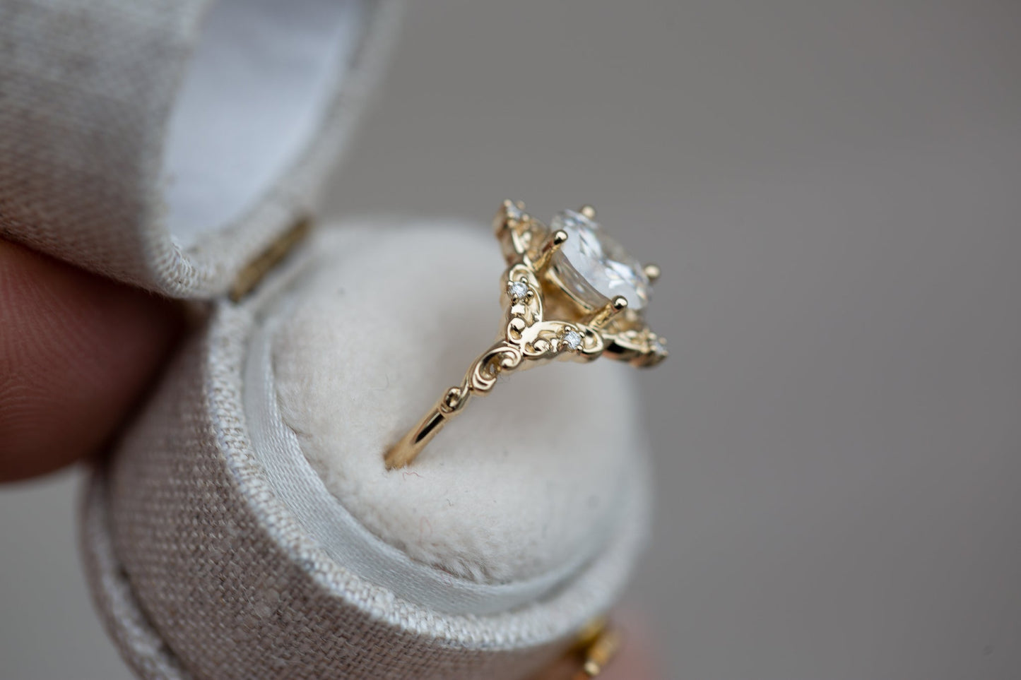 [Oramore Jewelry]The Aurora setting with oval moissanite