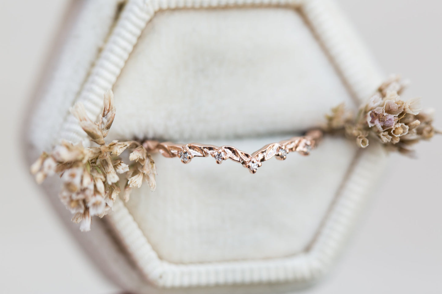 [Oramore Jewelry]Curved leaf wedding band with diamond accents