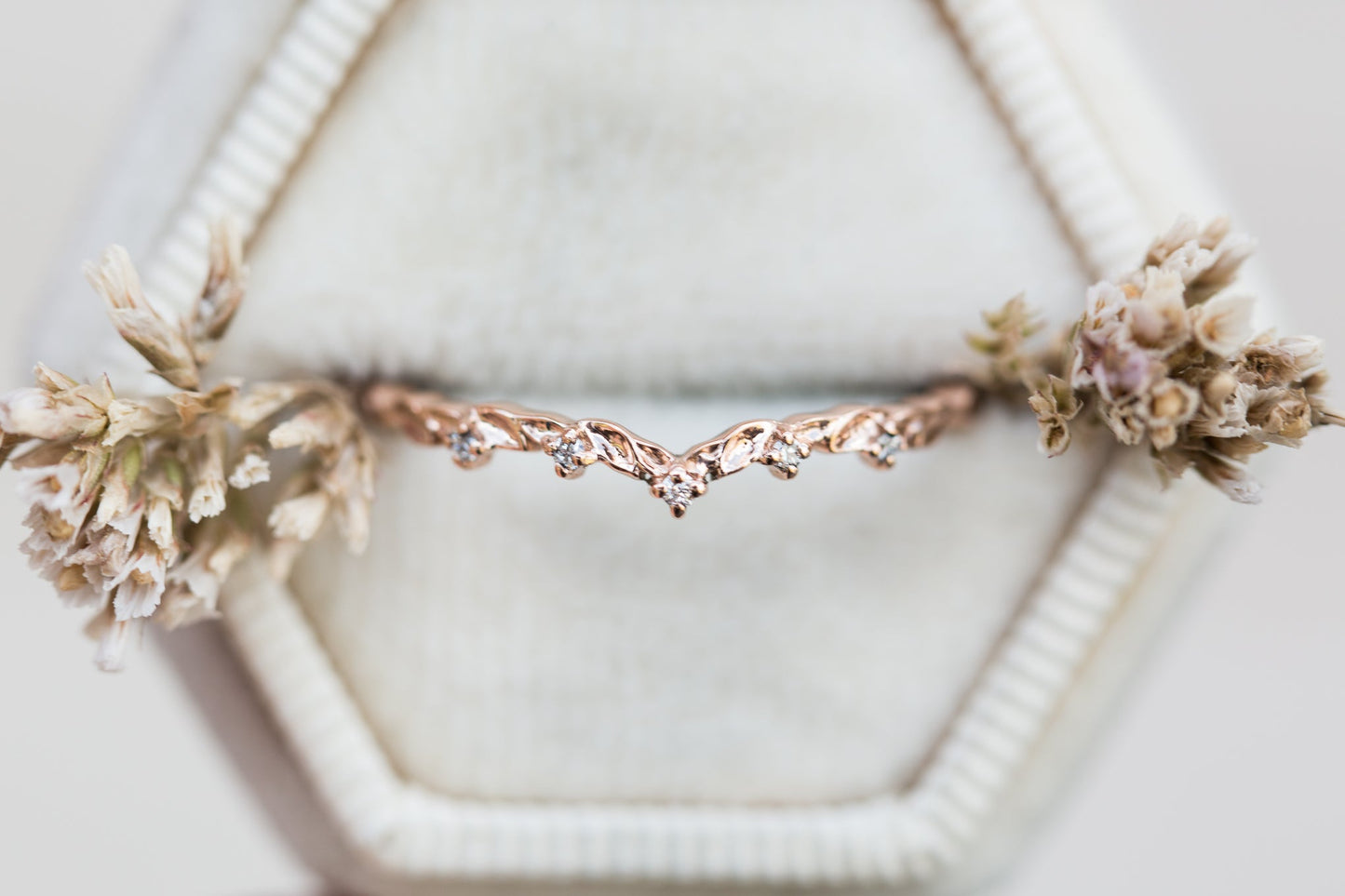 [Oramore Jewelry]Curved leaf wedding band with diamond accents