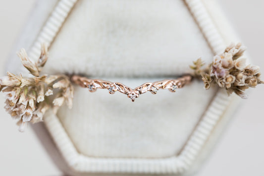 [Oramore Jewelry]Curved leaf wedding band with diamond accents
