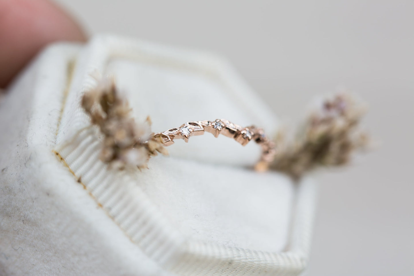 [Oramore Jewelry]Curved leaf wedding band with diamond accents