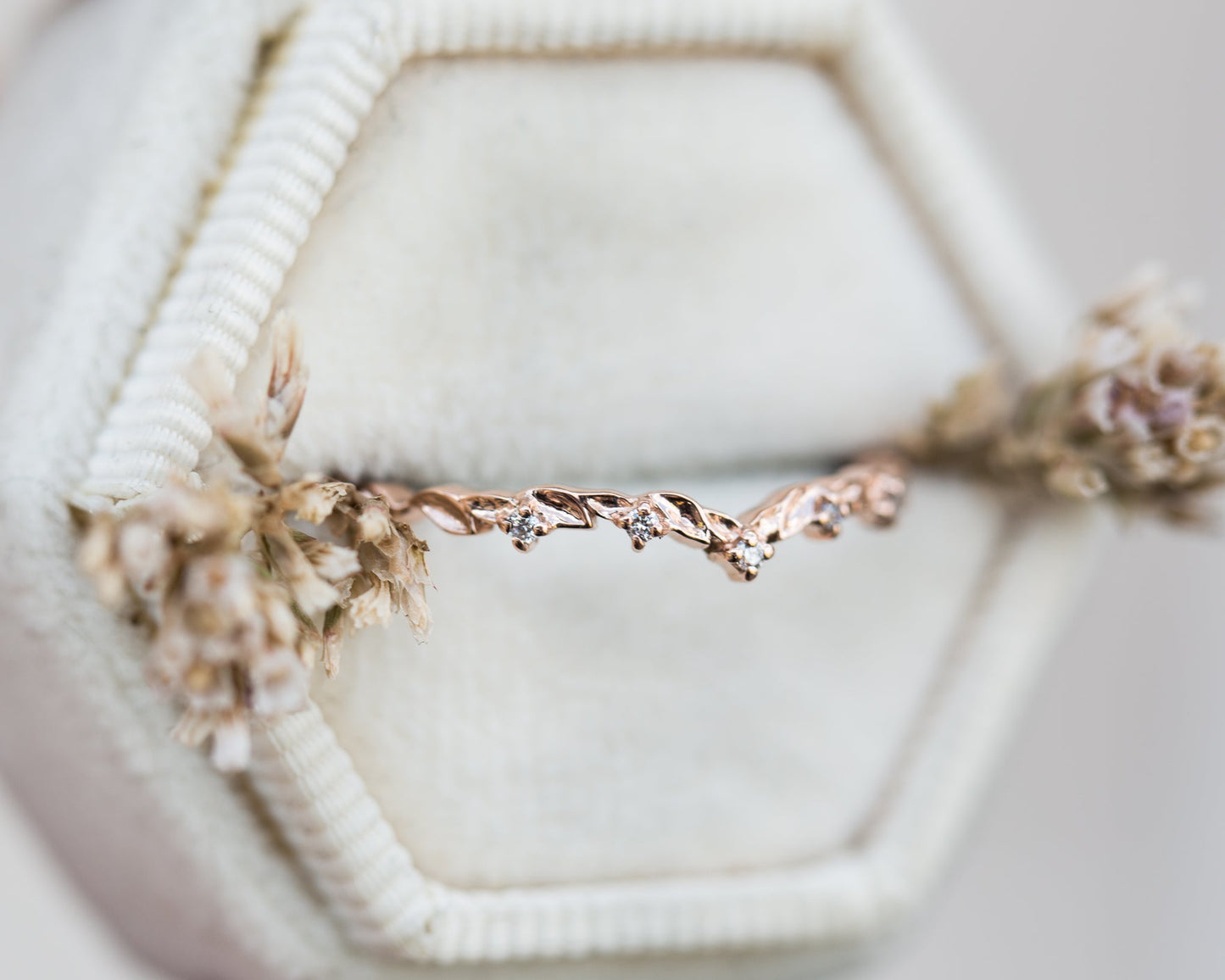 [Oramore Jewelry]Curved leaf wedding band with diamond accents