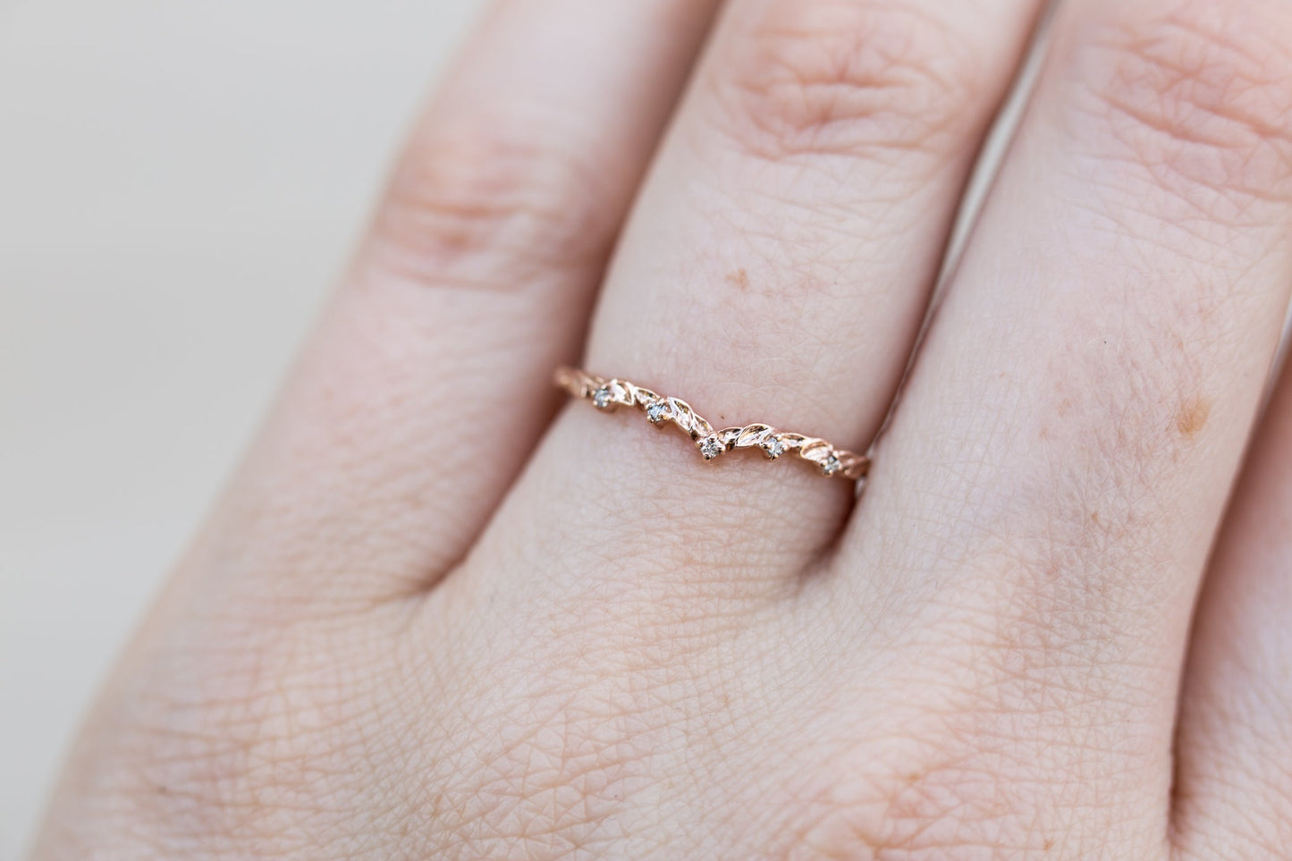 [Oramore Jewelry]Curved leaf wedding band with diamond accents
