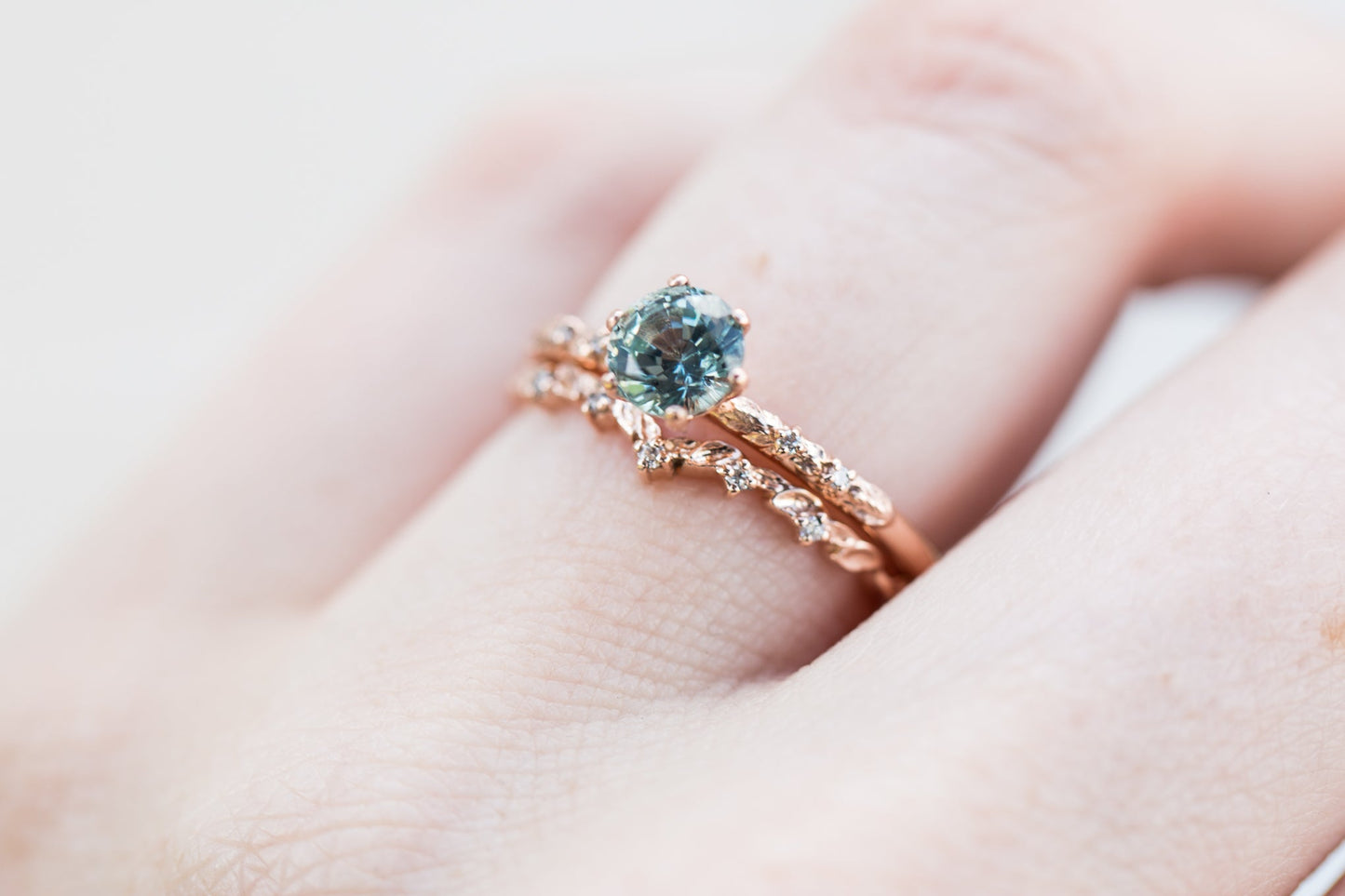 [Oramore Jewelry]Curved leaf wedding band with diamond accents