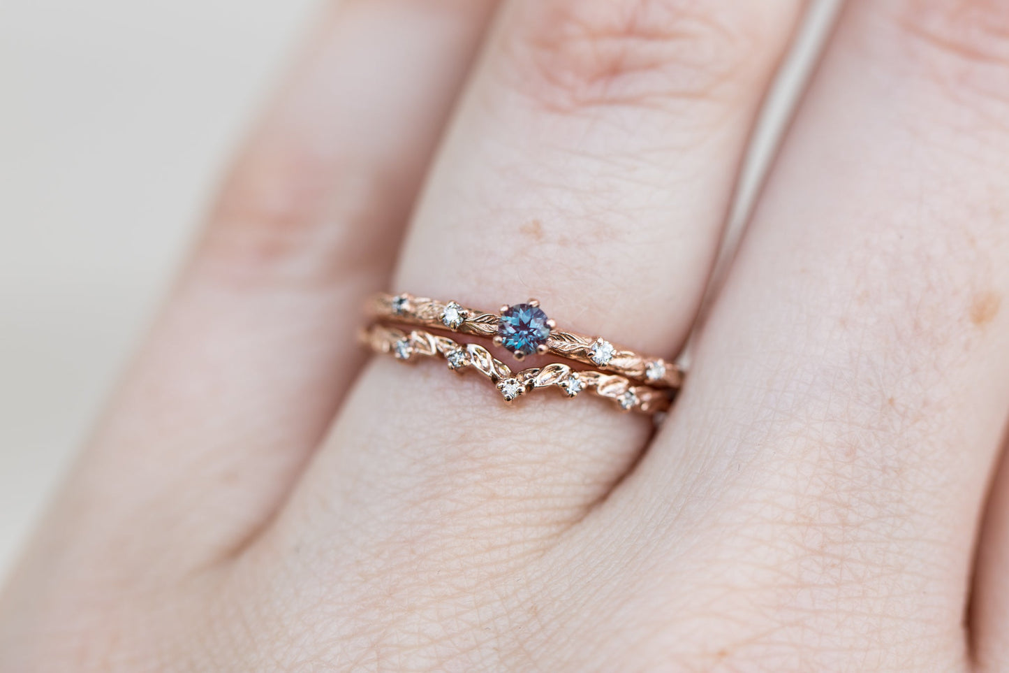 [Oramore Jewelry]Curved leaf wedding band with diamond accents