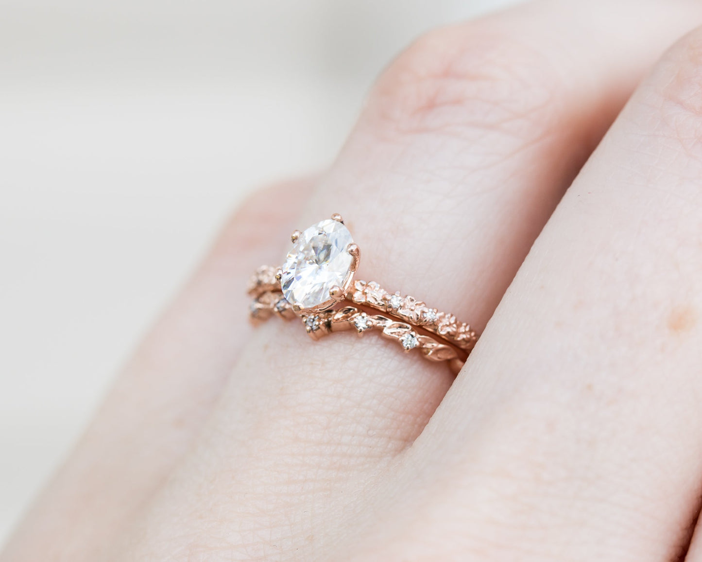 [Oramore Jewelry]Curved leaf wedding band with diamond accents