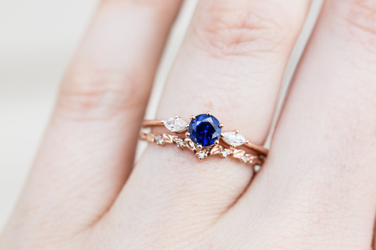 [Oramore Jewelry]Curved leaf wedding band with diamond accents