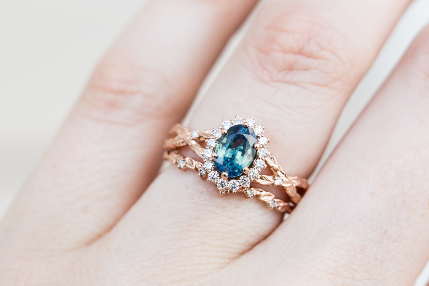 [Oramore Jewelry]Curved leaf wedding band with diamond accents