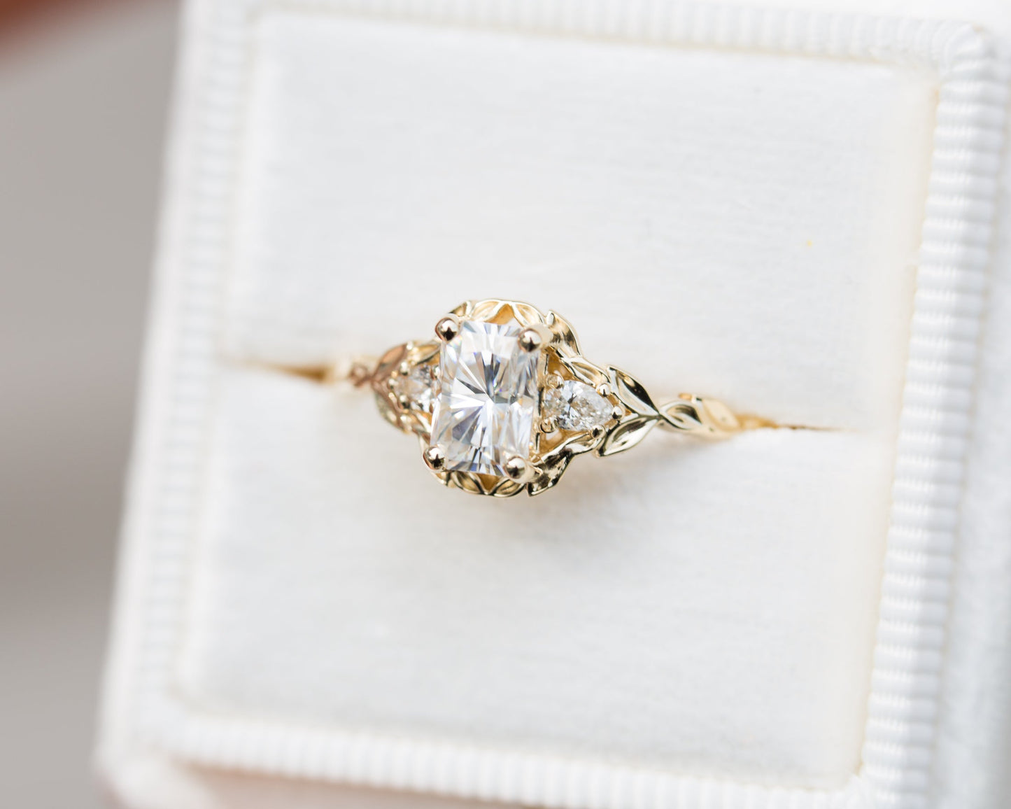 [Oramore Jewelry]Wisteria setting with 6x4mm white moissanite