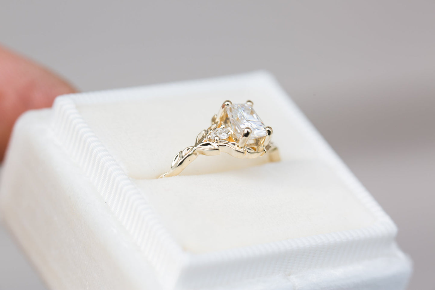 [Oramore Jewelry]Wisteria setting with 6x4mm white moissanite