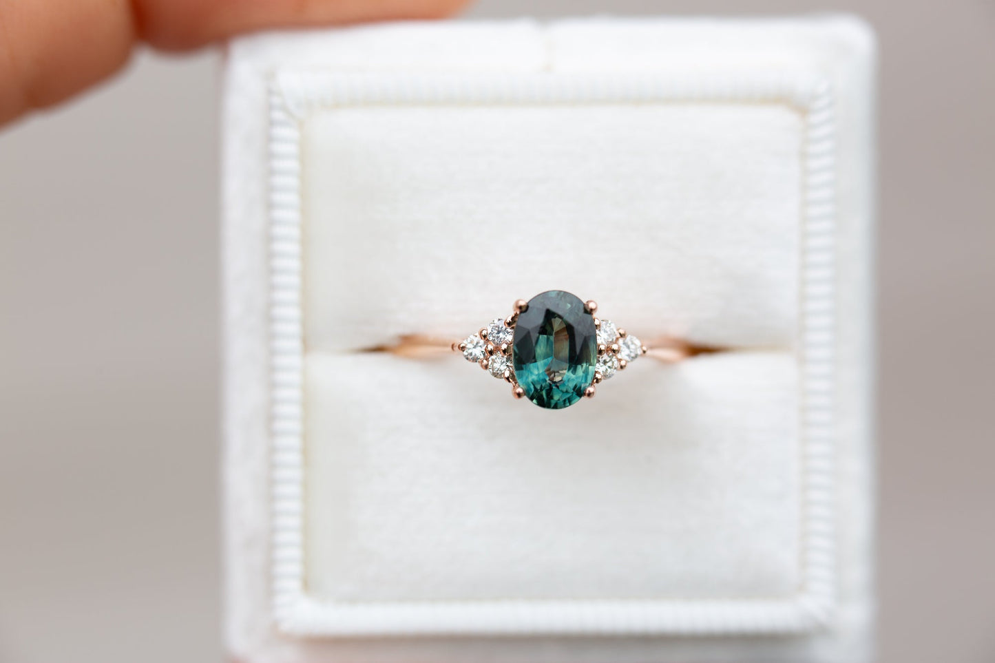 [Oramore Jewelry]Oval teal sapphire cluster open work ring
