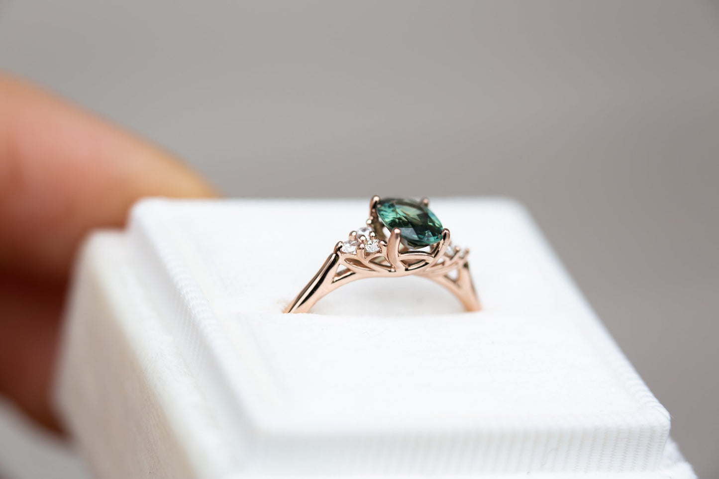 [Oramore Jewelry]Oval teal sapphire cluster open work ring