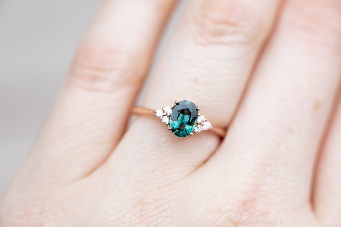 [Oramore Jewelry]Oval teal sapphire cluster open work ring
