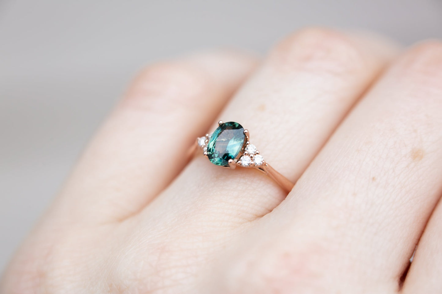 [Oramore Jewelry]Oval teal sapphire cluster open work ring