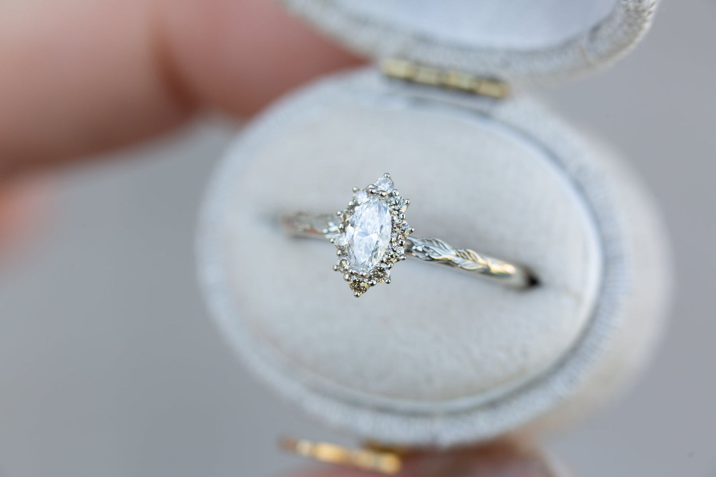 [Oramore Jewelry]Midsummer Petite setting with marquise center and champagne diamonds