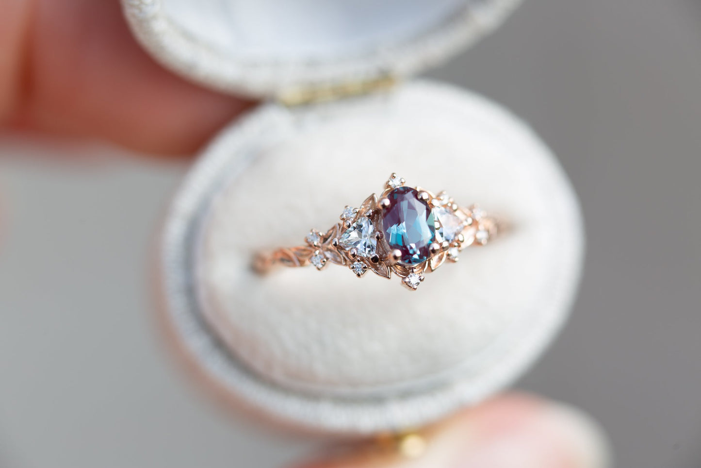 [Oramore Jewelry]Briar rose three stone with oval alexandrite