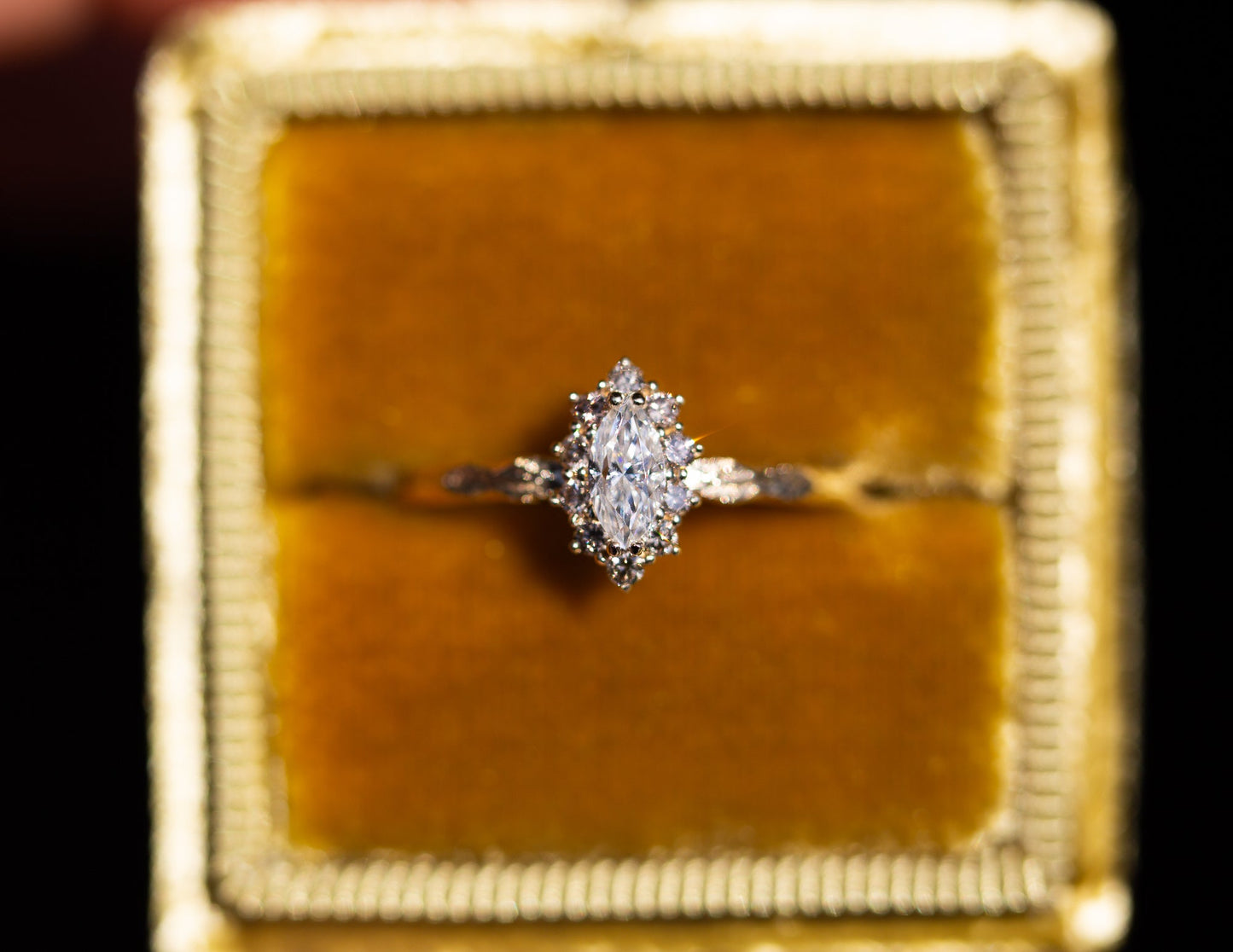 [Oramore Jewelry]Midsummer Petite setting with marquise center and champagne diamonds