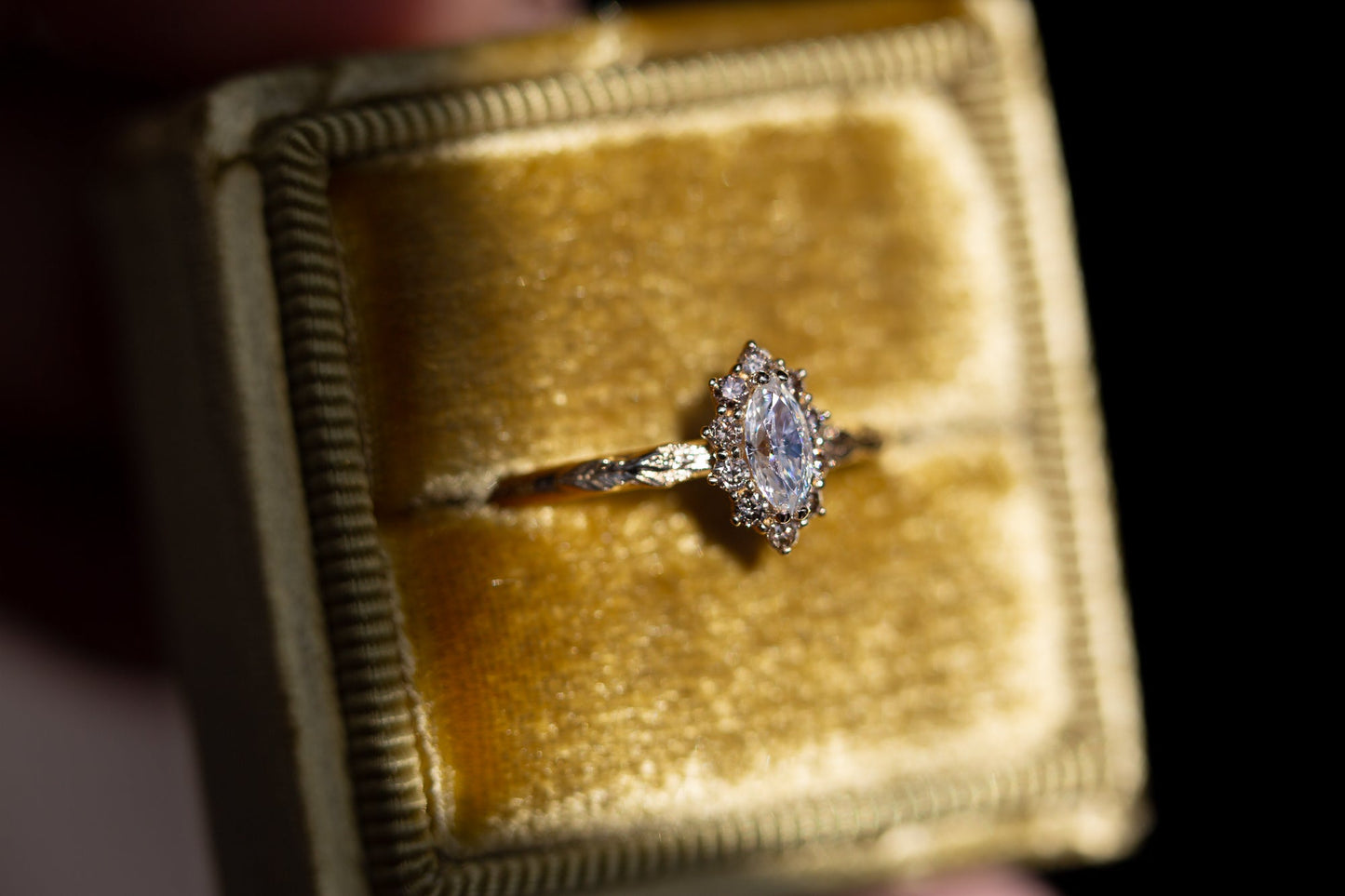 [Oramore Jewelry]Midsummer Petite setting with marquise center and champagne diamonds