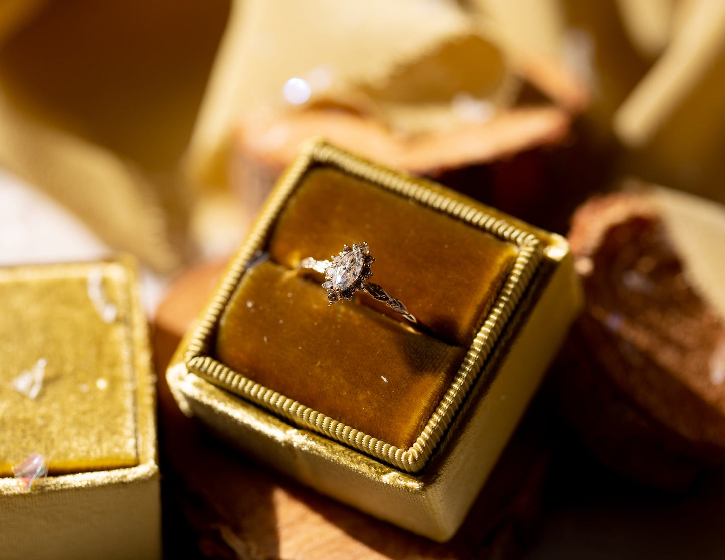 [Oramore Jewelry]Midsummer Petite setting with marquise center and champagne diamonds