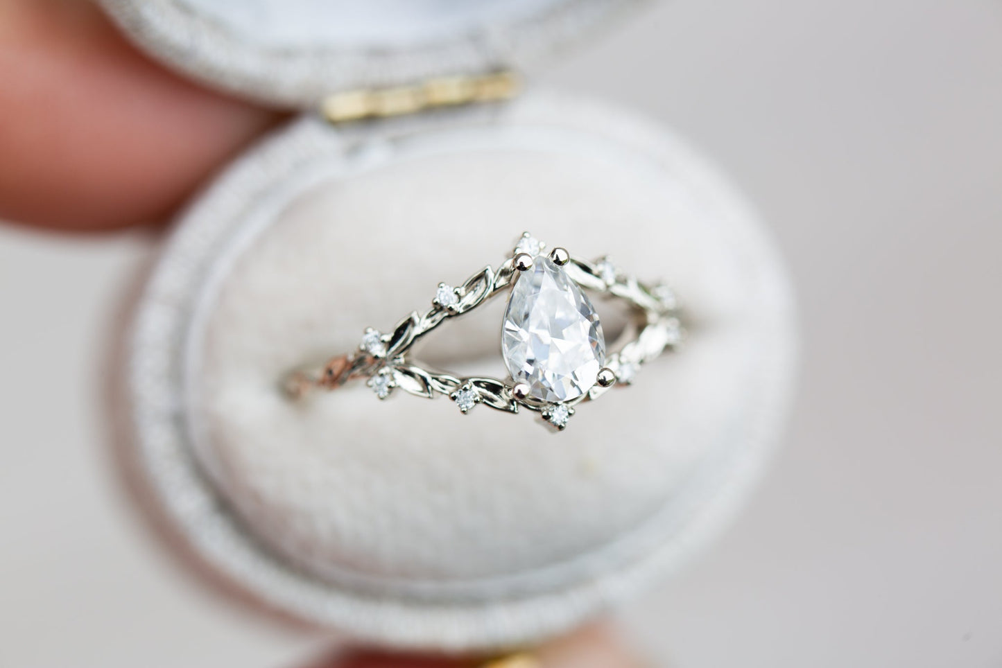 [Oramore Jewelry]Briar rose with pear moissanite