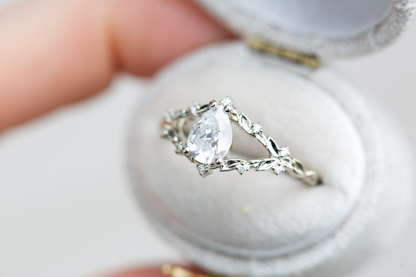[Oramore Jewelry]Briar rose with pear moissanite