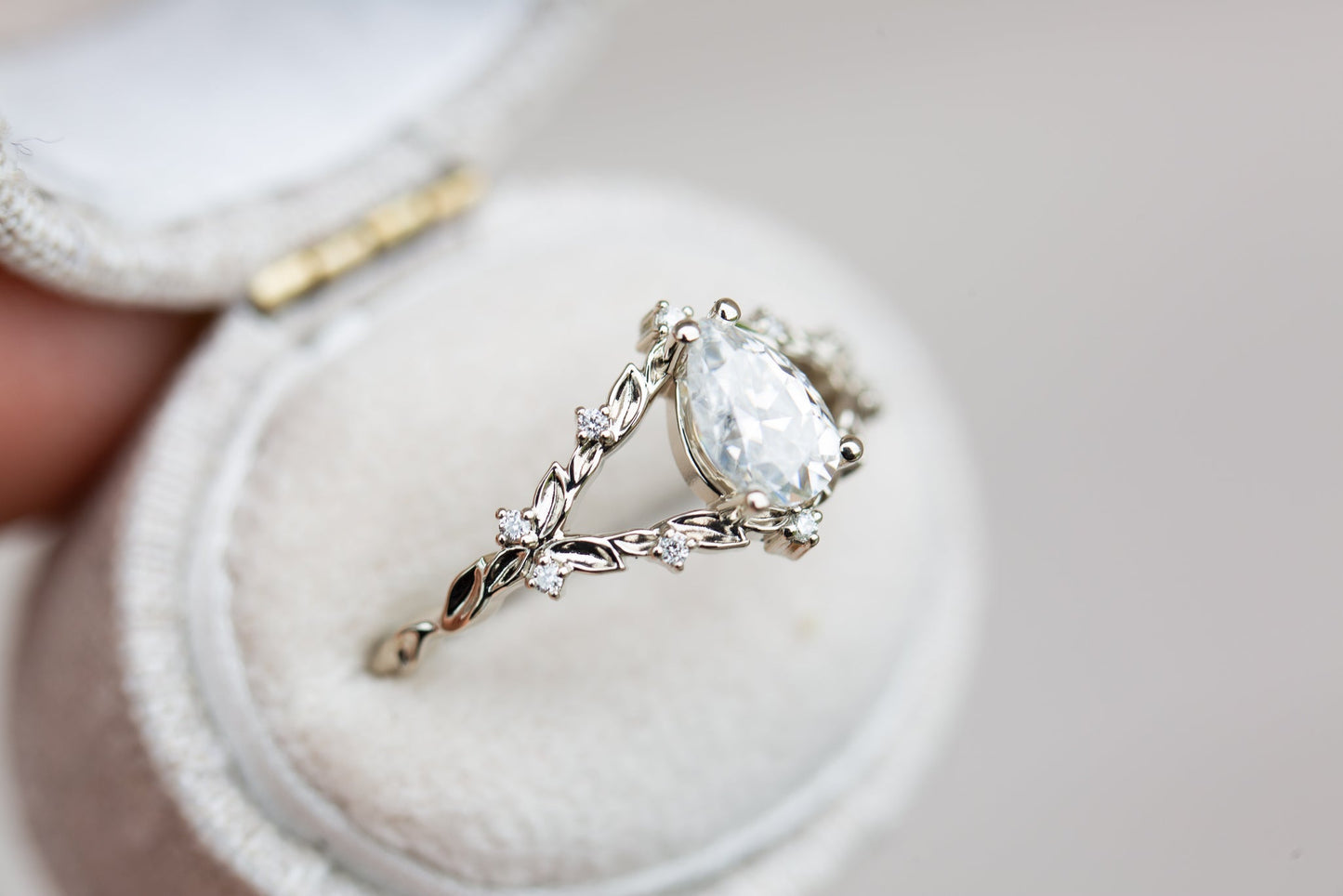 [Oramore Jewelry]Briar rose with pear moissanite