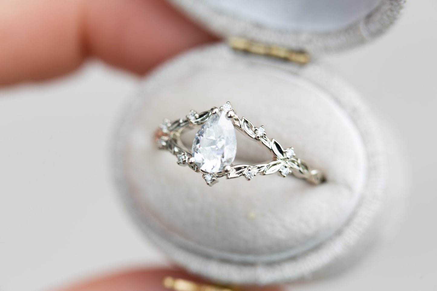 [Oramore Jewelry]Briar rose with pear moissanite