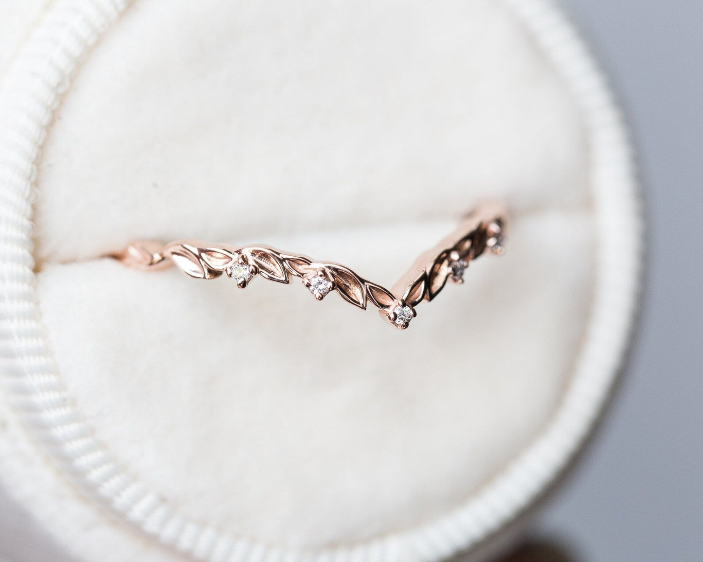 [Oramore Jewelry]Chevron leafy diamond wedding band