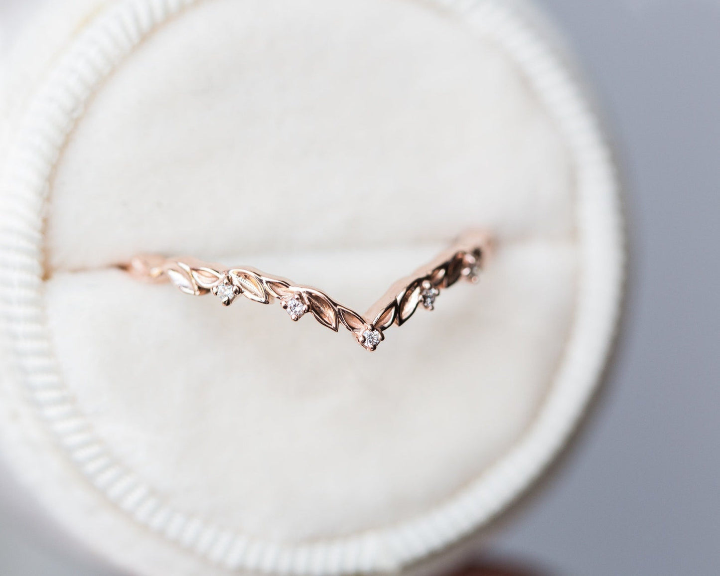 [Oramore Jewelry]Chevron leafy diamond wedding band