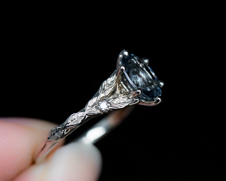 [Oramore Jewelry]Oval grey spinel leaf ring
