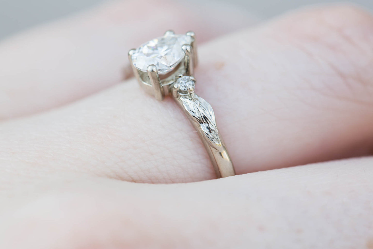[Oramore Jewelry]Pear moissanite three stone leaf ring