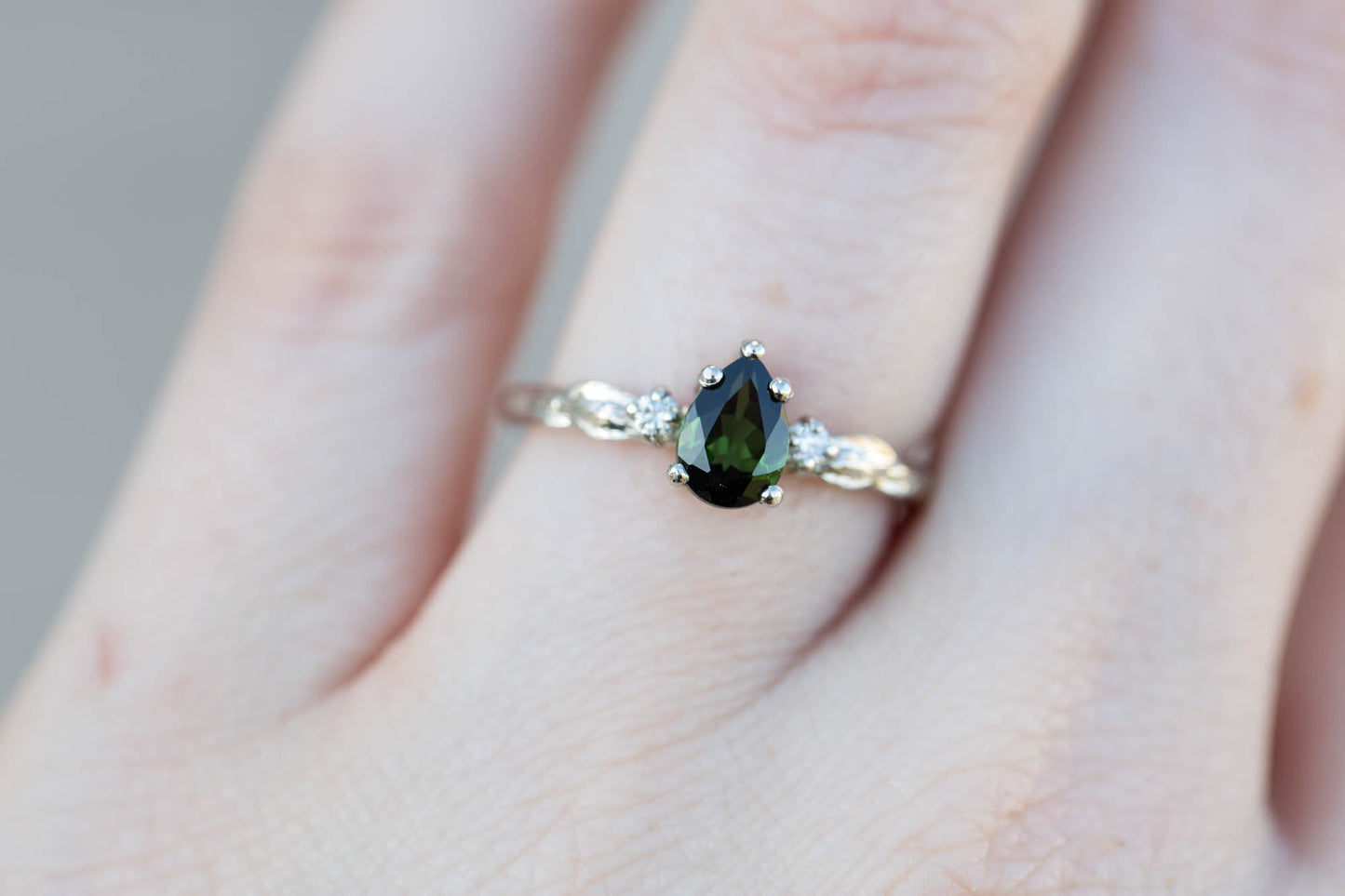 [Oramore Jewelry]Pear dark green tourmaline leaf three stone ring