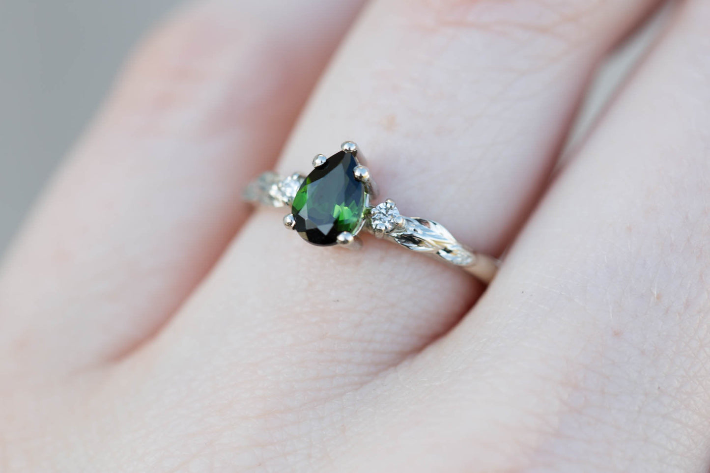 [Oramore Jewelry]Pear dark green tourmaline leaf three stone ring