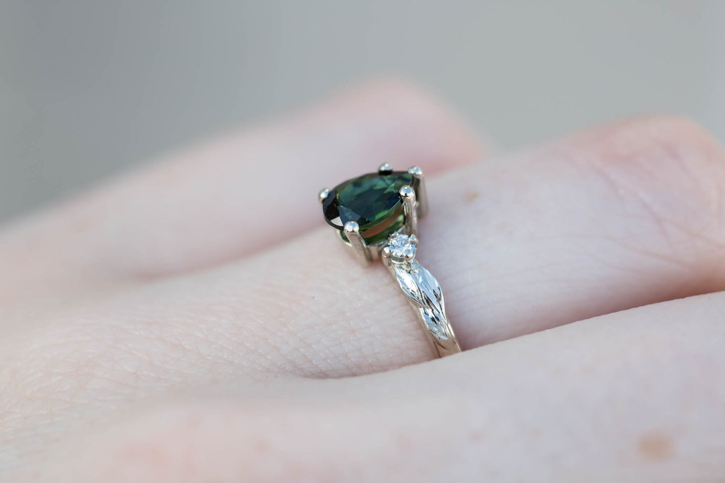[Oramore Jewelry]Pear dark green tourmaline leaf three stone ring