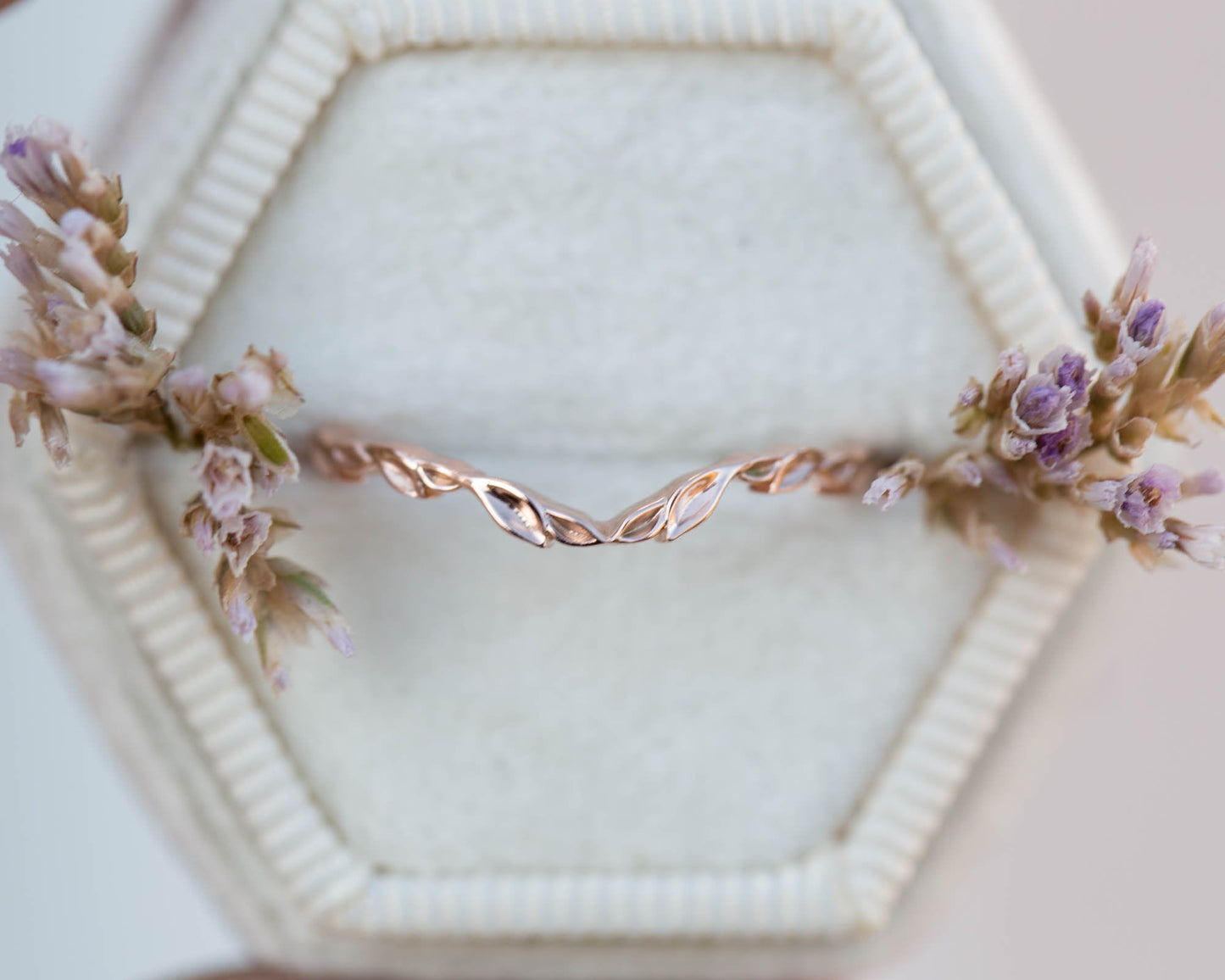 [Oramore Jewelry]Curved leafy wedding band