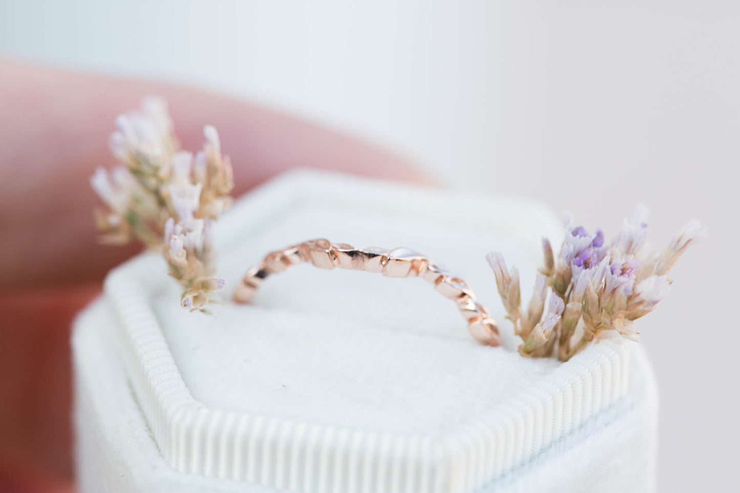 [Oramore Jewelry]Curved leafy wedding band