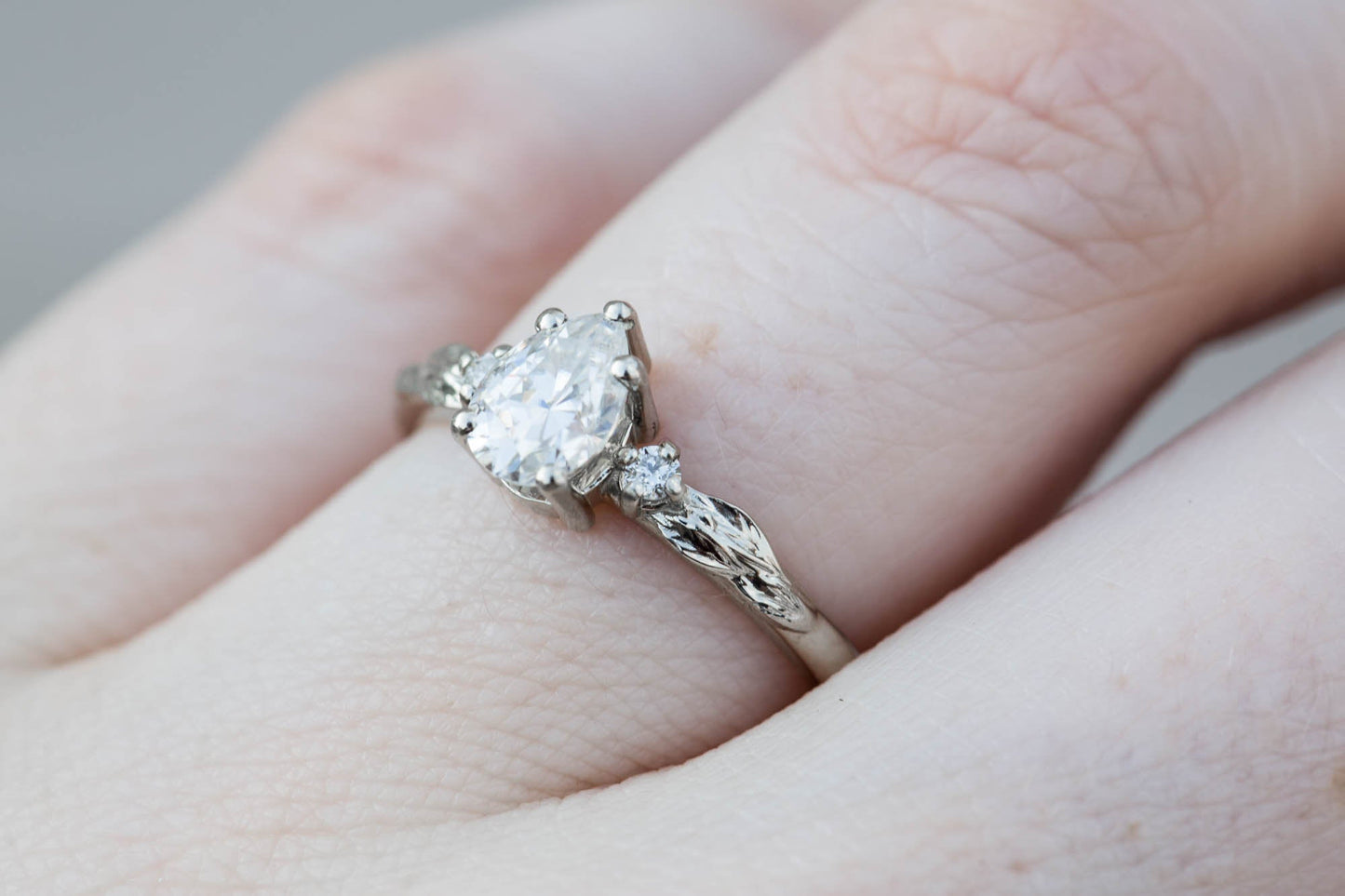 [Oramore Jewelry]Pear moissanite three stone leaf ring