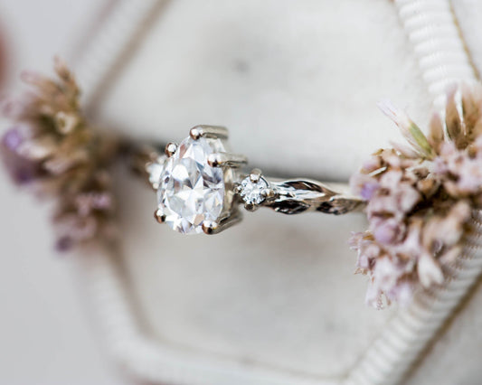 [Oramore Jewelry]Pear moissanite three stone leaf ring