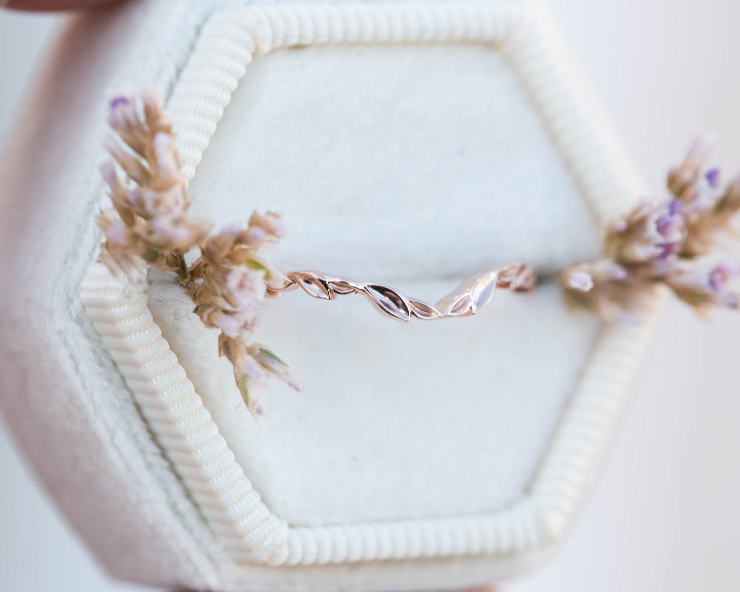[Oramore Jewelry]Curved leafy wedding band